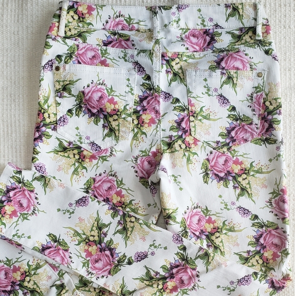 Lady Dutch Floral Denim - Picture 7 of 8